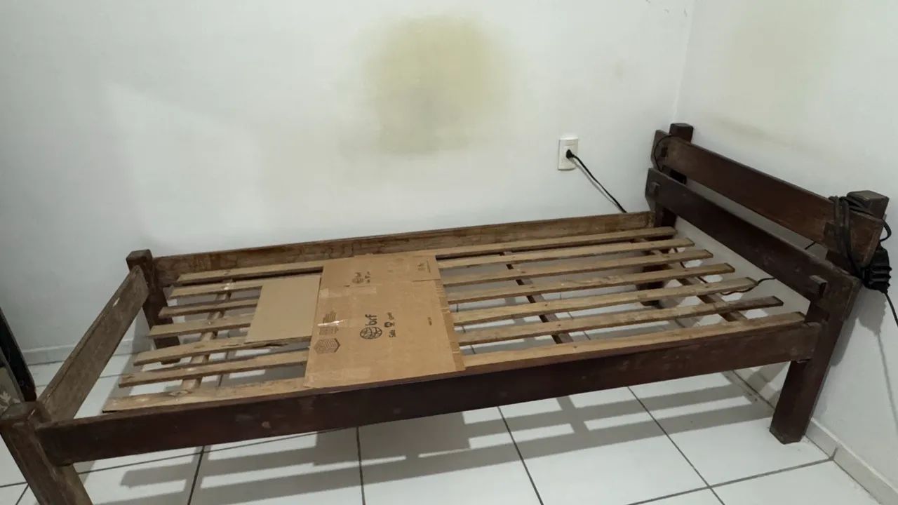 Cama de madeira 