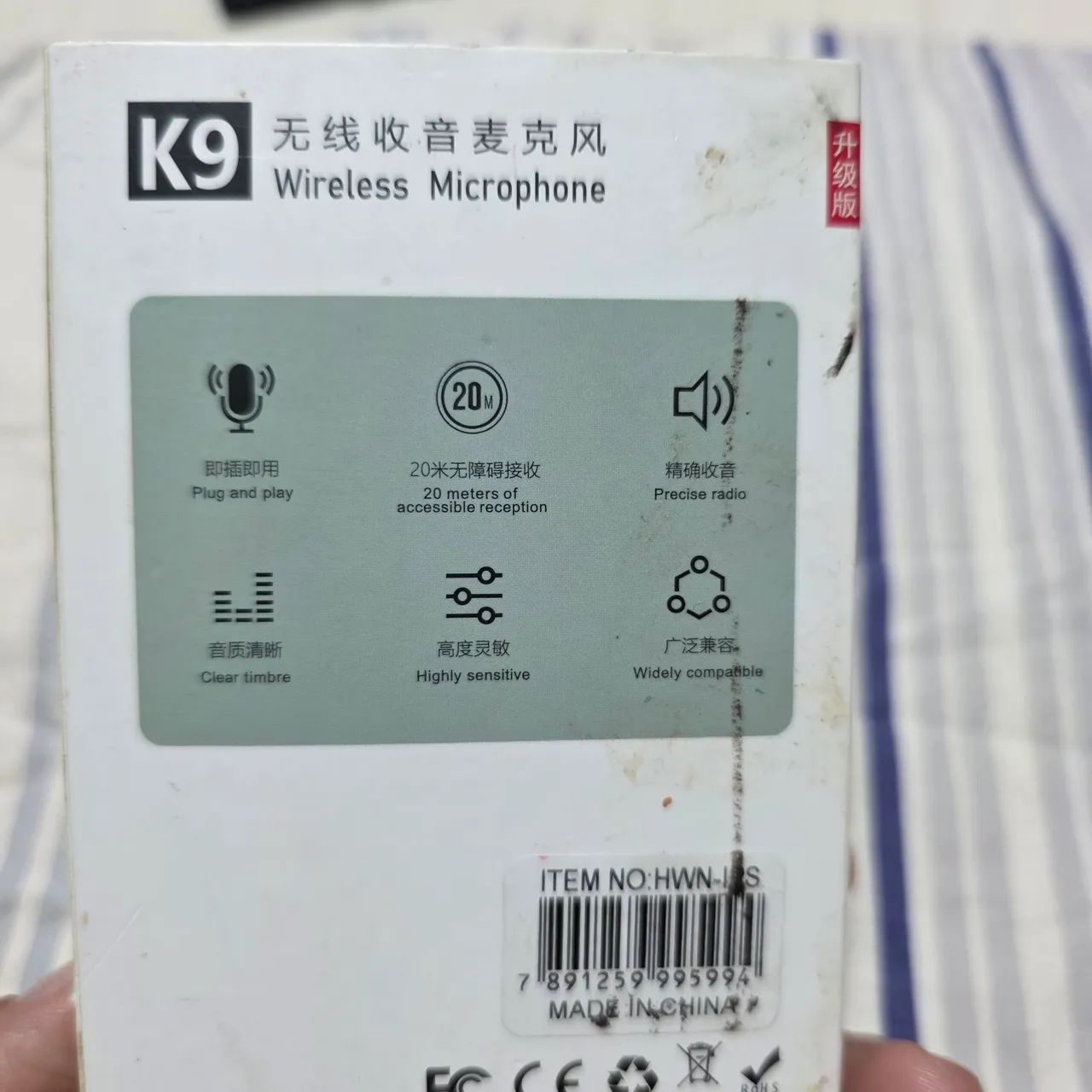 ?O K9 Wireless Microphone (Versão Dupla) conta com 2 microfones e 1 receptor, - Foto 2