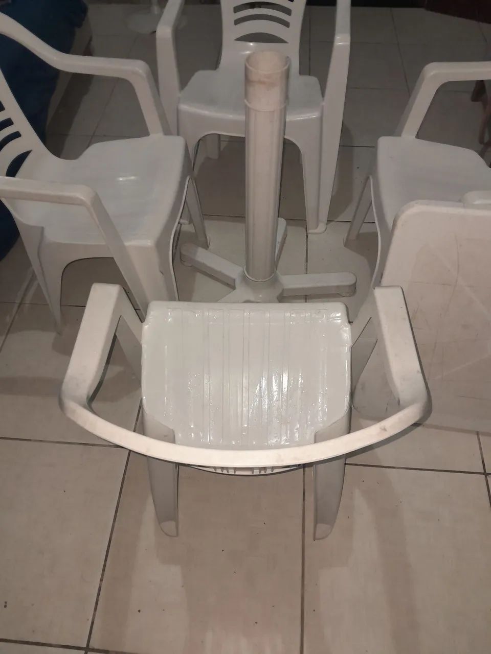 Mesa ee plásticos com cadeiras - Foto 3