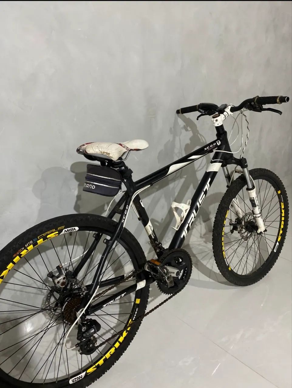 Bicicleta First MTB, aro 26, em ótimo estado de conservação e pronta para uso.