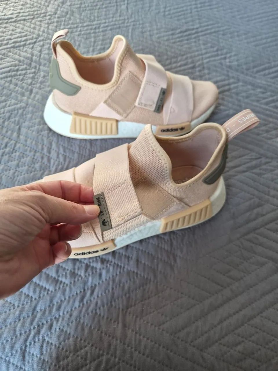 Tênis Adidas modelo NMD_R1 Strap - Foto 2