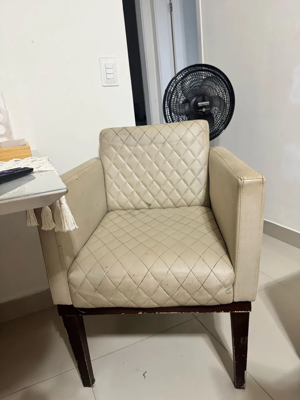 Poltronas com pés de madeira maciça 