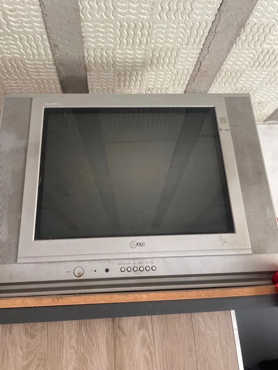 Tv com defeito antiga 