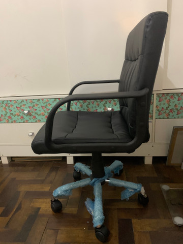Cadeira de Escritorio Executiva NOVA NA CAIXA - Foto 3