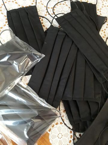 Máscaras em Preto