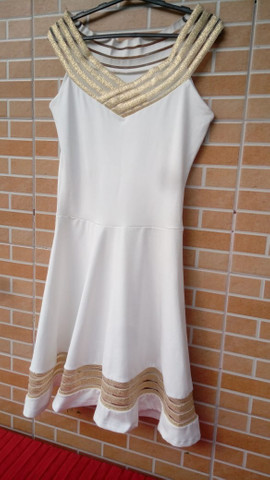 Vestido Chic: branco com dourado