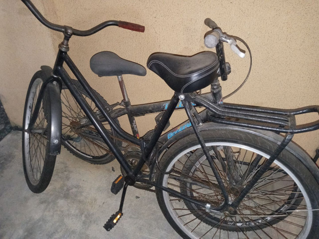Duas bicicletas , usadas