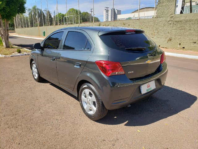 Onix LT 1.4 13.000 km zerado todo original único dono garantia de fábrica - Foto 6