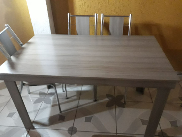 Mesa de madeira com 6 cadeiras. - Foto 2