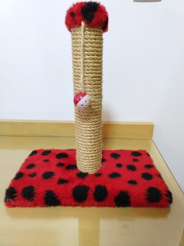 Arranhador para gatos com guizo