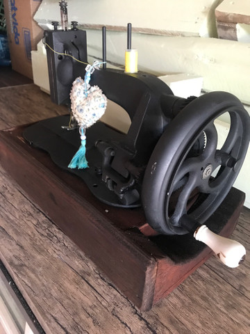 Máquina de costura antiga - Foto 2
