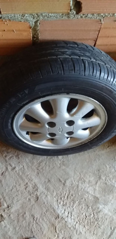 Vendo ou Troco Jogo de Roda Aro 13 com 4 Pneus Semi-novos - Foto 2
