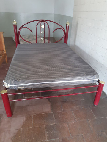 Cama de metal com colchão - Foto 2