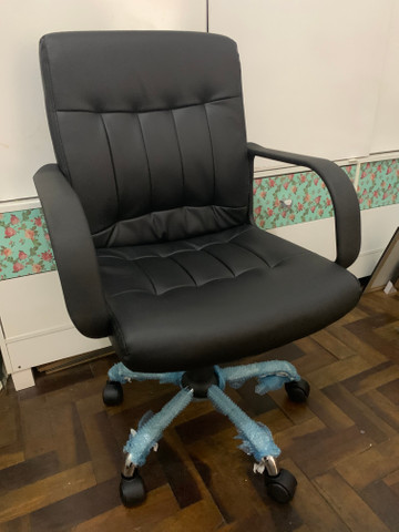 Cadeira de Escritorio Executiva NOVA NA CAIXA - Foto 4