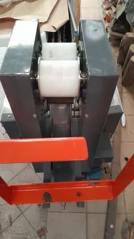 Máquina para produzir canudos de rechear