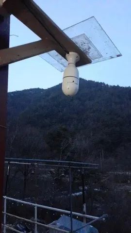 Câmera Segurança Wifi Dupla-lentes + Cartão de 32g para gravação - Foto 4