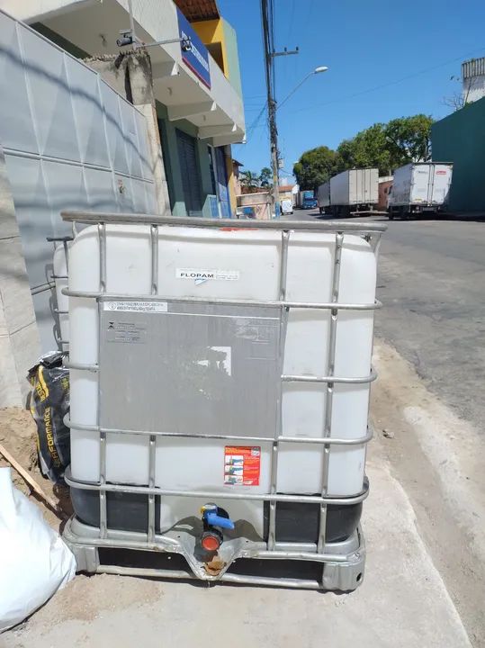 Vendo bombona plástica.Container ibc de mil litros semi novas.  - Foto 5