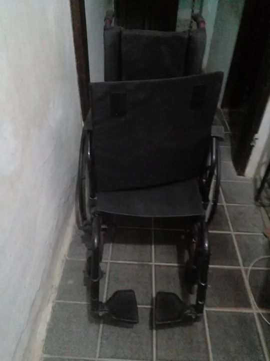 Vendo essas 2 cadeiras de rodas. - Foto 4
