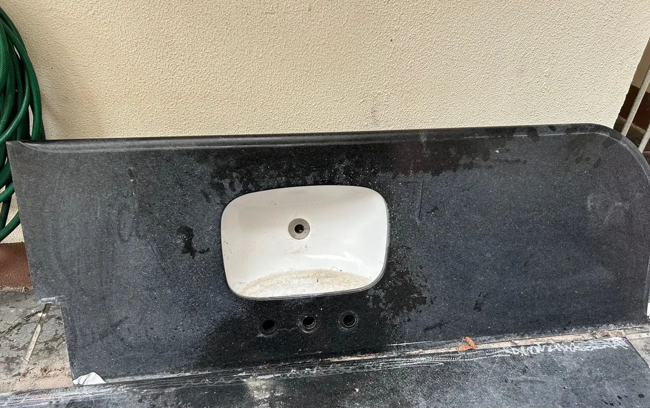 Pia de banheiro em granito preto