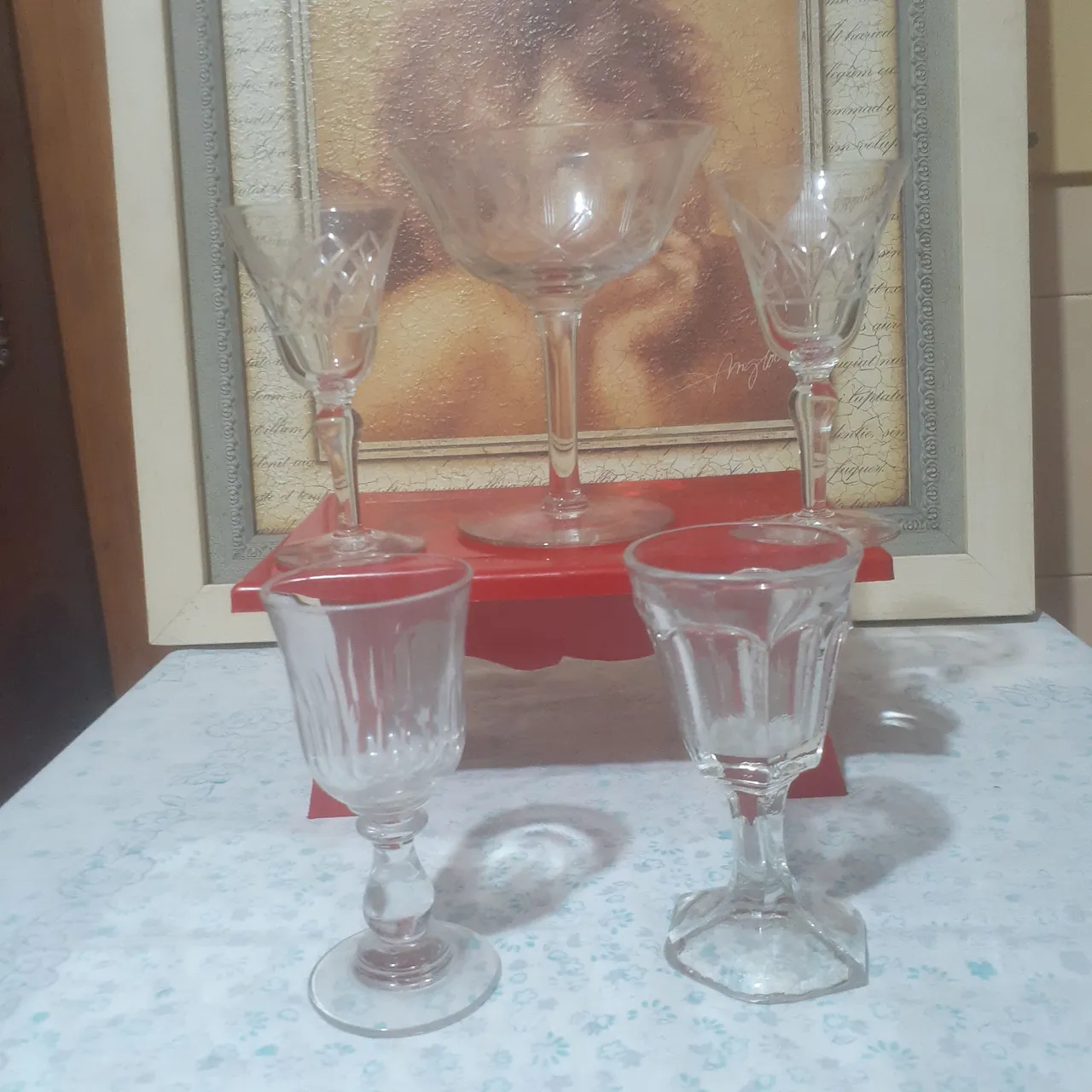 Taças vidro com desenhos em alto relevo..4 para licor e uma para Champanhe.