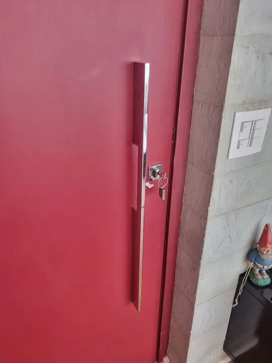 PROMOÇÃO. KIT 2 PUXADORES CROMADOS PRA PORTA DE MADEIRA DA SALA