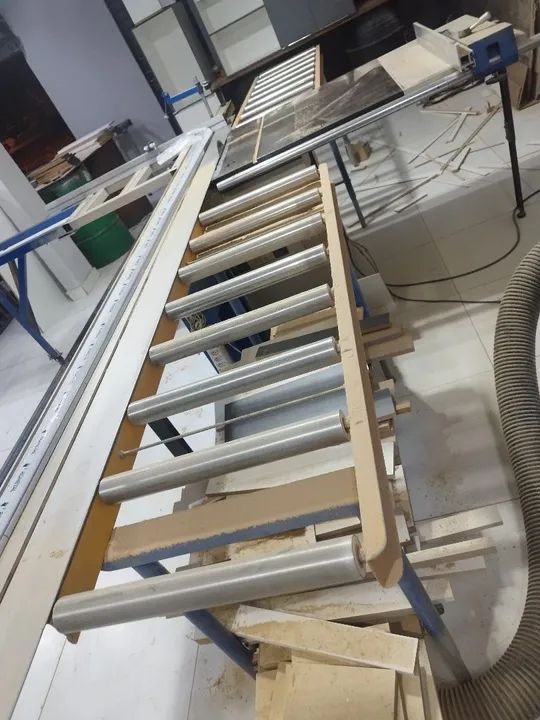 Serra esquadrejadeira de precisão.  Com roletes