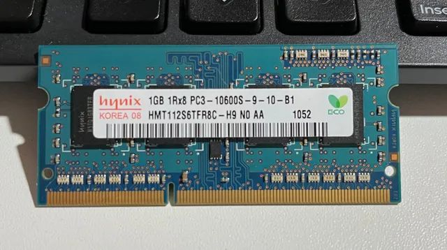 2 pentes de memória Hynix 1GB, DDR3, PC3-10600S