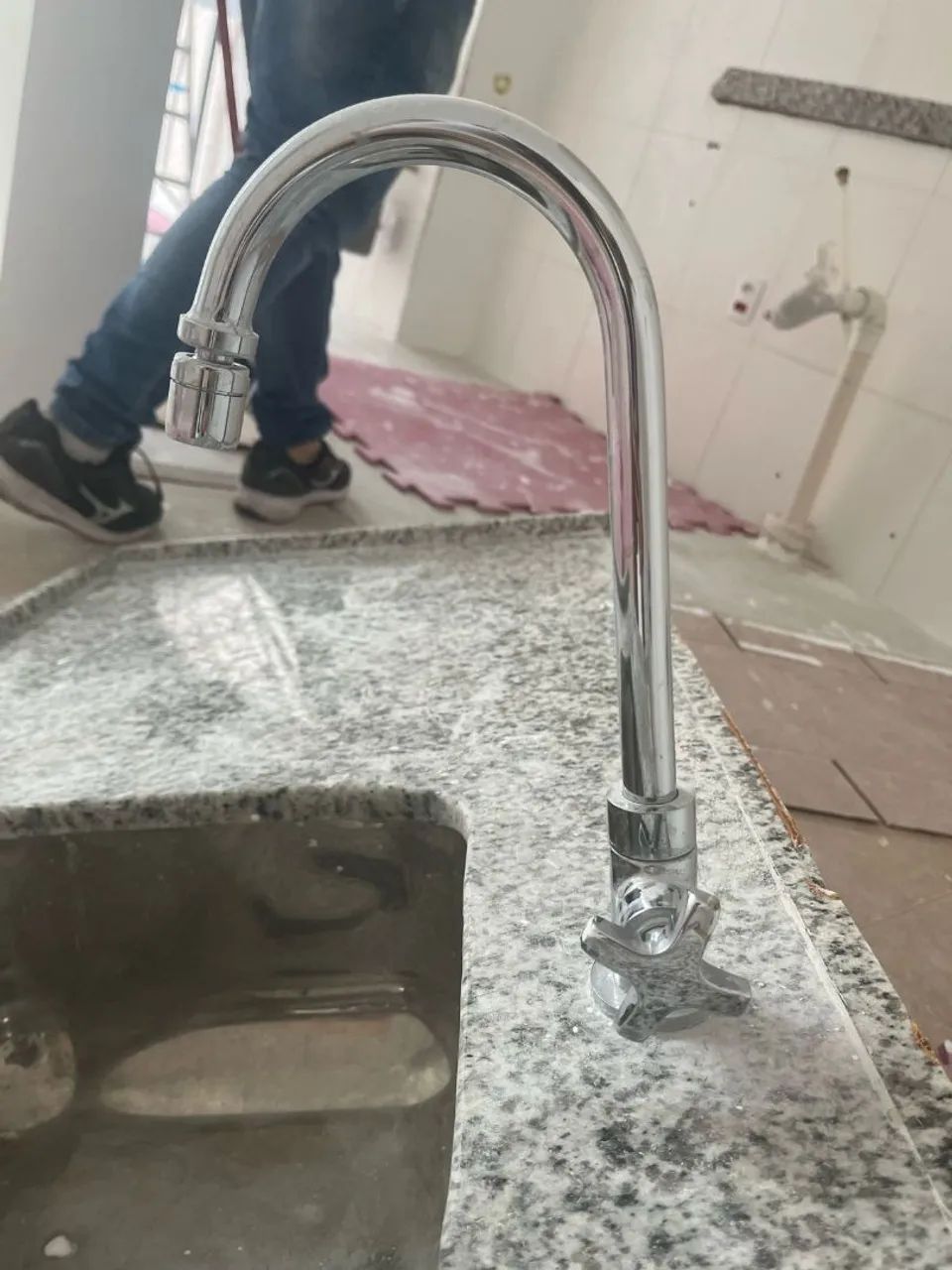 Pia de granito com cuba e torneira  - Foto 4