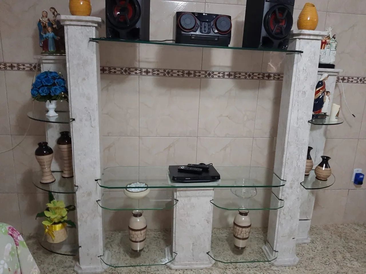 Rack de vidro com colunas de mármore e mesa de centro 