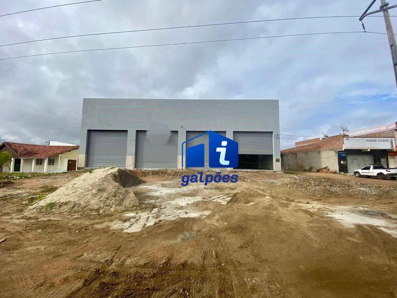 Galpão com 920 m² às margens da BR 232 em Sairé - PE