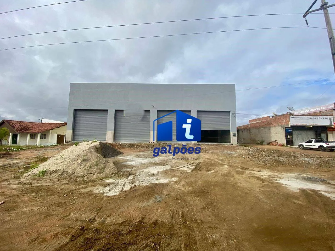 Galpão com 920 m² às margens da BR 232 em Sairé - PE