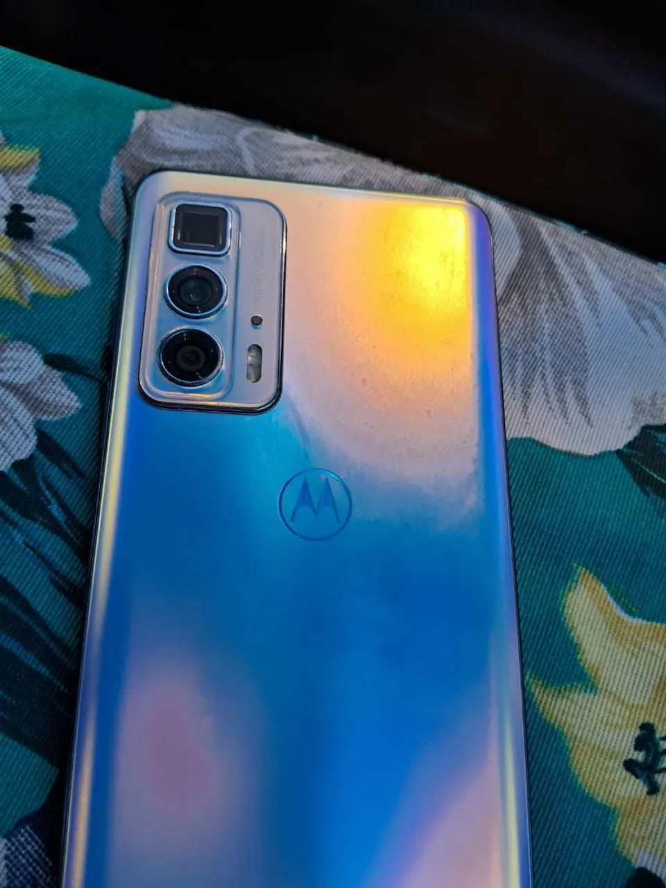 Troco moto edge 20 pró com 256 gigas e 12 de RAM semi novo por Samsung