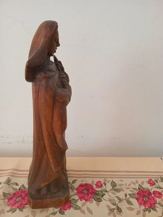 Estátua de madeira antiga de Santa Teresinha