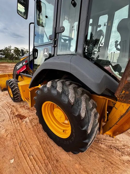 RETROESCAVADEIRA JOHN DEERE 2021 único dono  - Foto 3