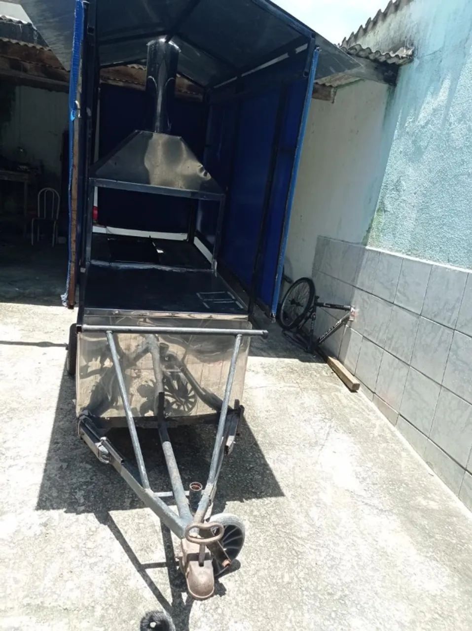 Carrinho para churrasquinho com armário e cobertura. - Foto 5