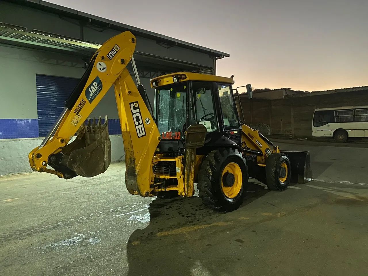 Retro Escavadeira JCB 3c 2013 4x4 traçada cabinada  - Foto 4