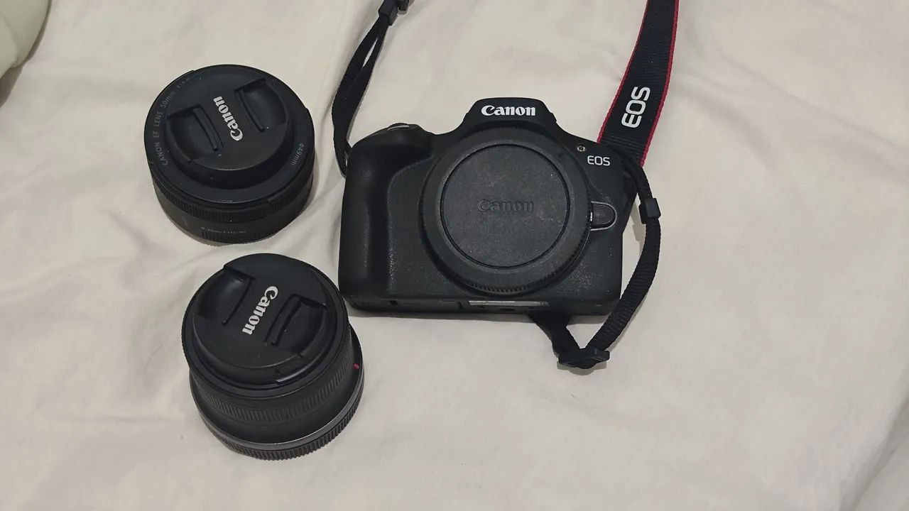 Câmera Canon R100 com 3 lentes