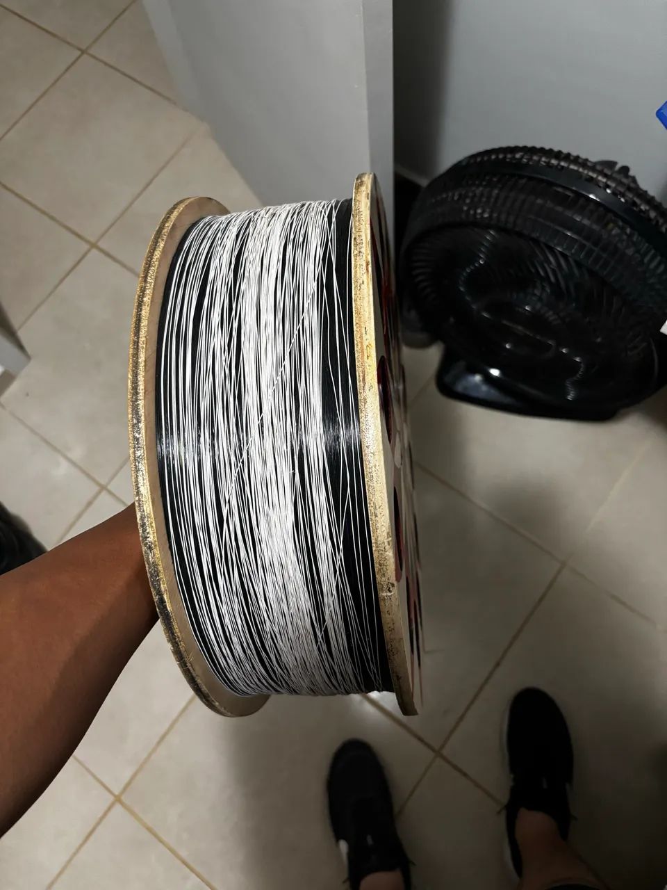 Carretilha 15 polegadas, de madeira, com linha de nylon 