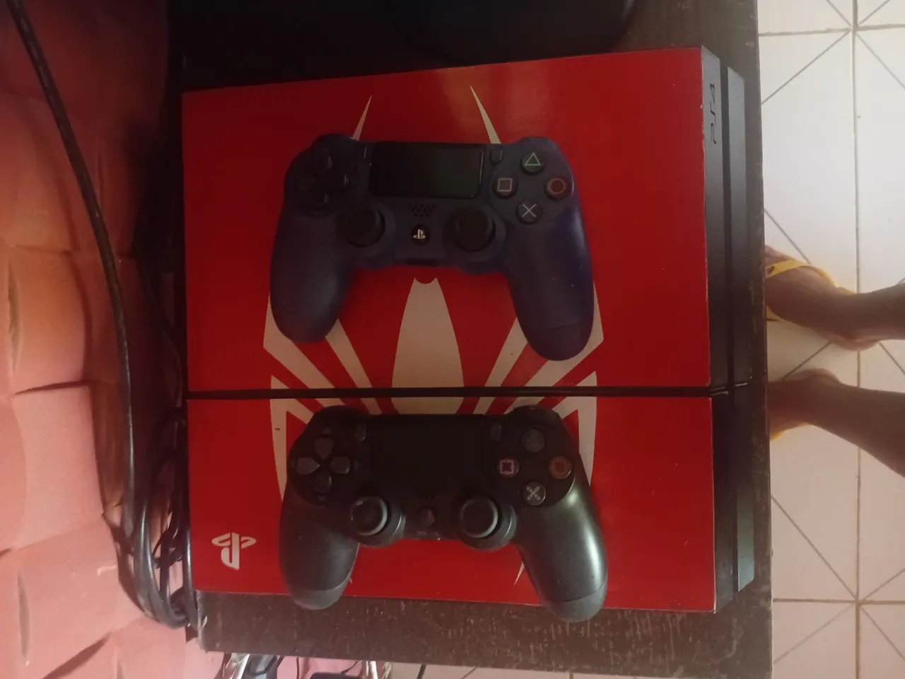 Playstation 4 (PS4) com 2 controles