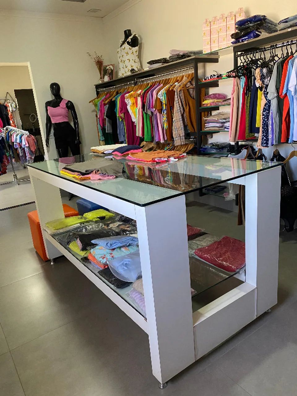 mesa para loja de roupas