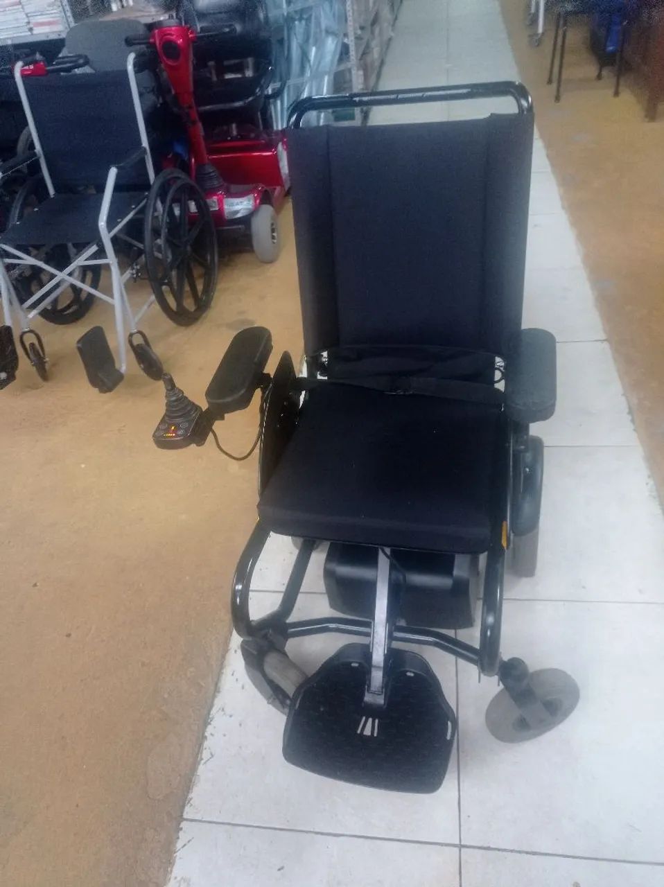 Cadeira de rodas motorizada - Foto 2