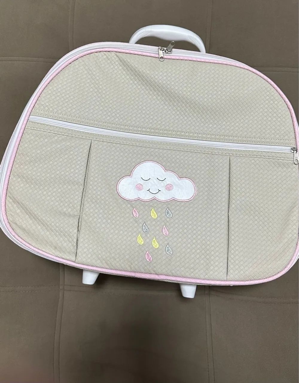Mala de maternidade com detalhes de nuvem