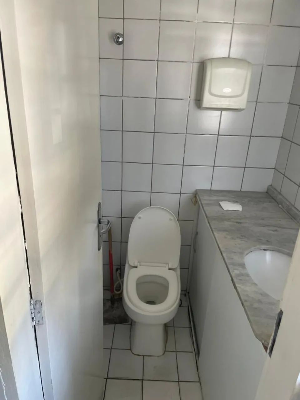 Alugo sala comercial, escritorio, 2000 c txs, rua Ernesto Paula - Foto 4