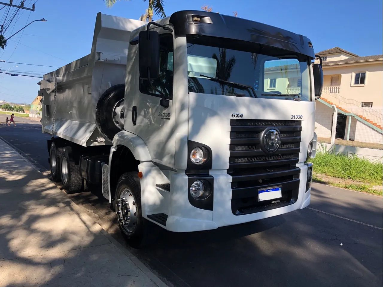 Caminhão Volkswagen 31-330 6x4 2013 km 133.000 (Caçamba Pistao frontal ) - Foto 3