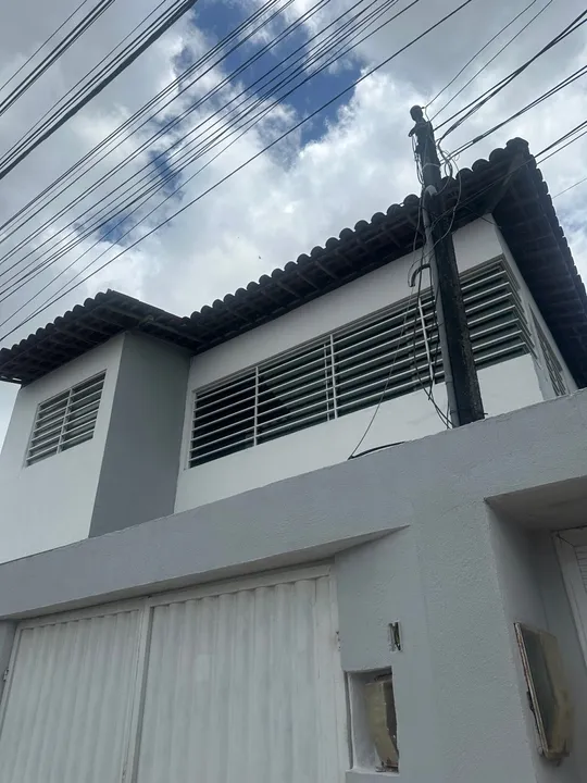 Alugo casa no primeiro piso com 2/4 no planalto