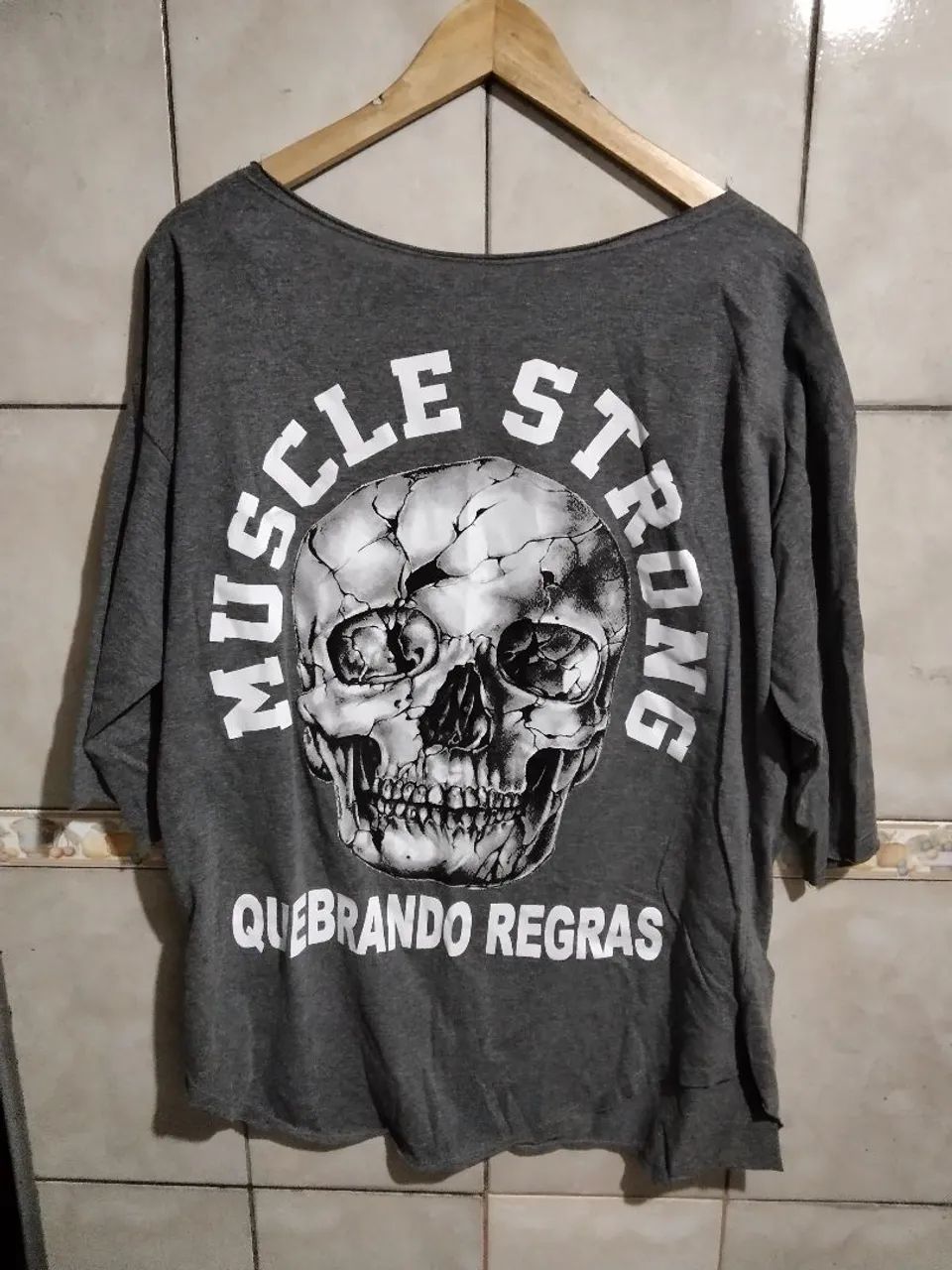 Camiseta Muscle Strong Cinza original  - Foto 3