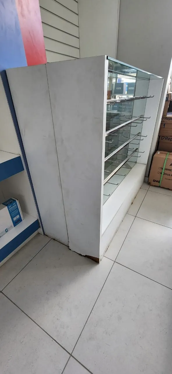 Gondola em vidro, mdf e inox linda