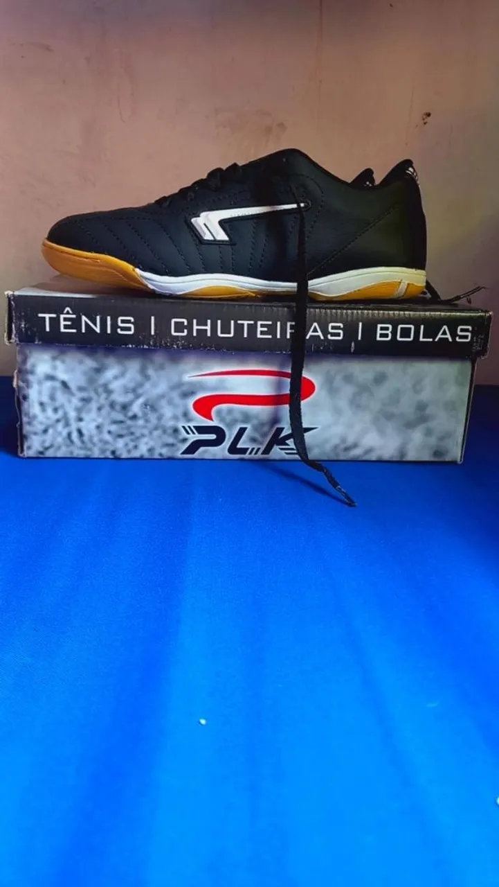 Tênis PLK Preto e Branco de detalhes em branco, ideal para prática de esportes. Conforto e