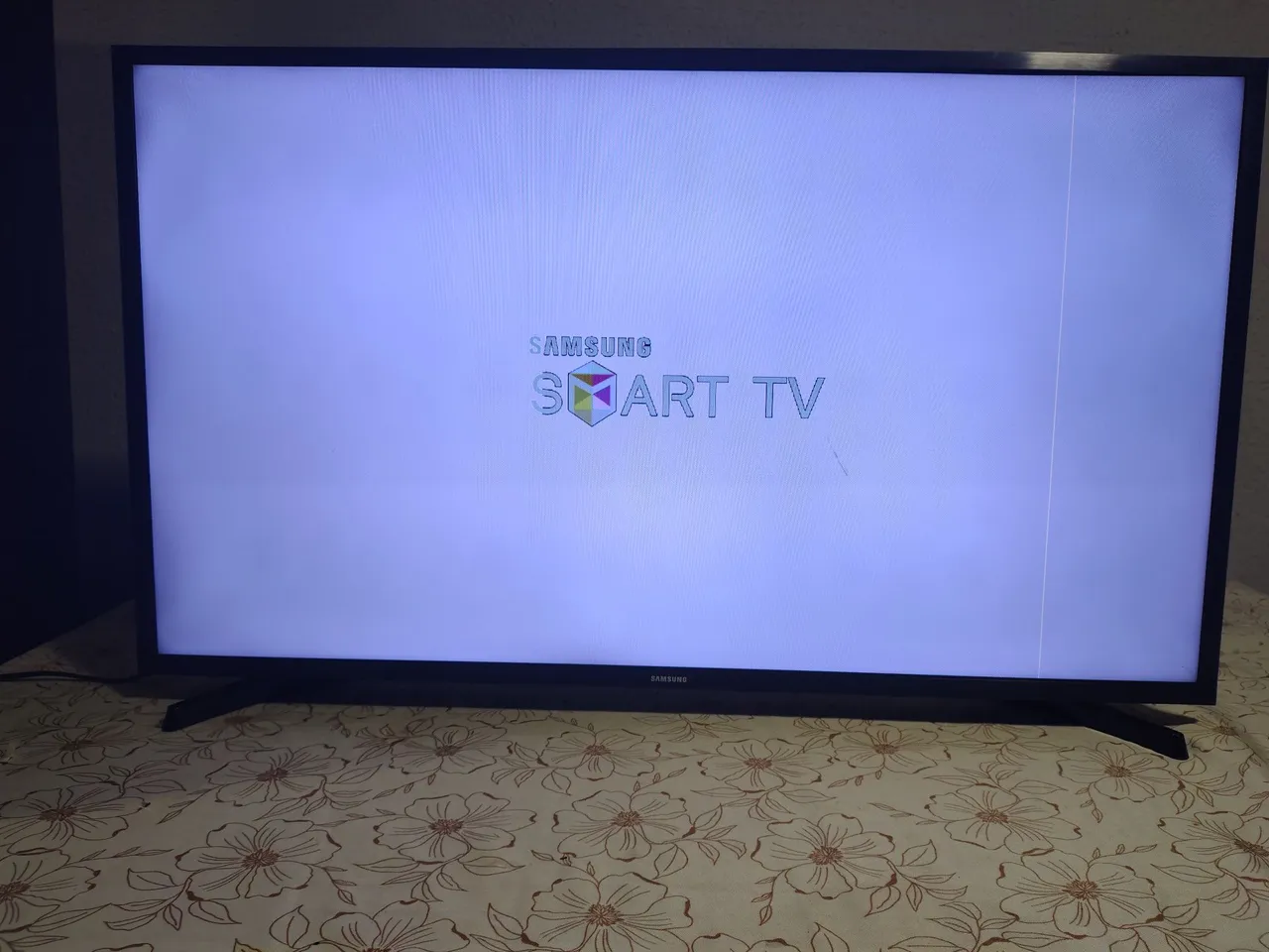 Smart TV Samsung 40", Tela não está quebrada