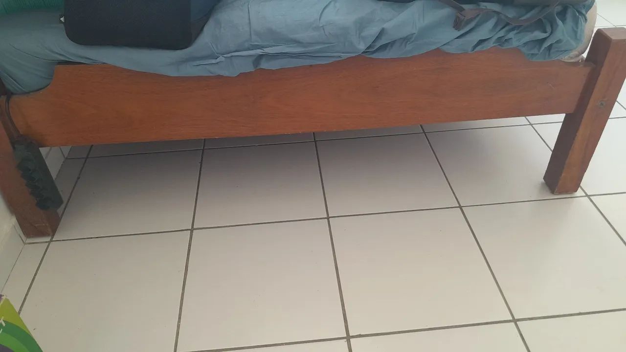 Cama de madeira maciça com cabeceira - Foto 4